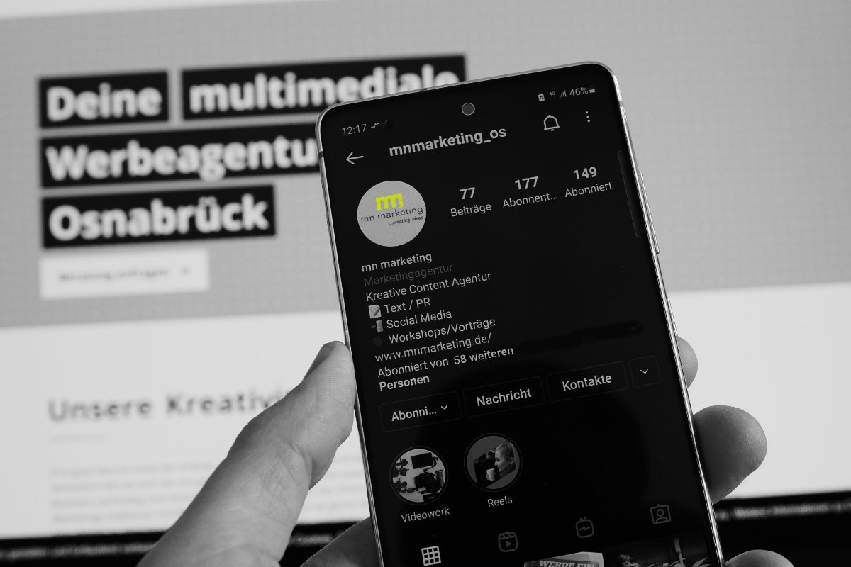 Social Media Feed auf einem Bildschirm, symbolisch für Interaktion und Storytelling in sozialen Netzwerken