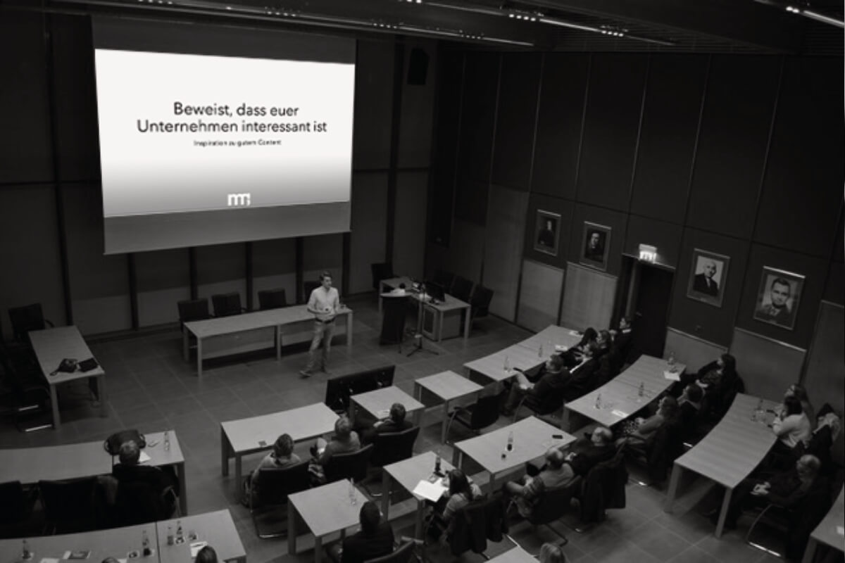 Hörsaal mit Markus Noldes als Sprecher und Zuhörern bei einem Workshop